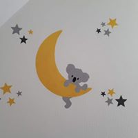 hangende koalabeer op de maan behangsticker babykamer